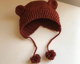 Modello all'uncinetto per cappello invernale con paraorecchie a forma di orso (2 misure)