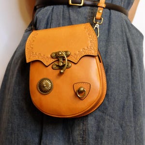 Bolso bandolera y bandolera de cuero genuino, estilo retro británico, tallado a mano, para teléfono, cartera de cuero, regalo para ella