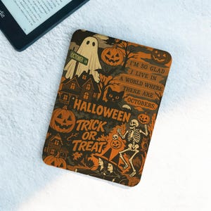 Może przedstawiać: Prostokątny wzór o tematyce Halloween z duchem, dyniami, szkieletem i napisem "Halloween Trick or Treat". Projekt wykorzystuje odcienie pomarańczu, czerni i brązu z tekstem "I'm so glad I live in a world where there are Octobers."