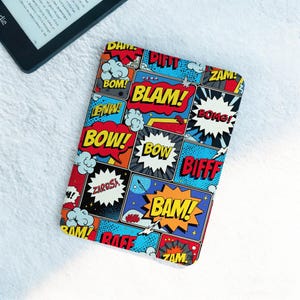 Puede incluir: Una colorida funda para lector de libros electrónicos con estilo de cómic. La funda presenta varias palabras de acción como "BLAM!" y "BAM!" en texto en negrita y con contorno dentro de paneles rectangulares. El fondo es una mezcla de rojo, azul, amarillo y blanco.