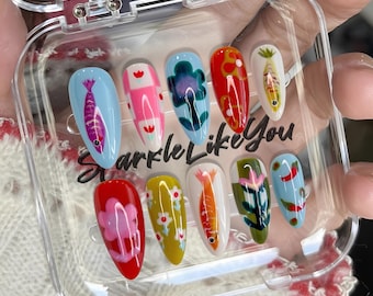 Ongles de poisson koï dessinés à la main | Presse personnalisée sur les ongles | Nail art dessin animé mignon | Style faux gel acrylique | Cadeau pour elle | Fait main par moi