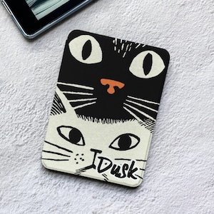 Magnetische Kindle Hülle mit Auto Einschlaf/Wach Funktion, Stylisches Schwarz Weißes Katzen Design, Perfekte Passform für Paperwhite 7" 6.8" 6" Kobo Clara Libra Winter."