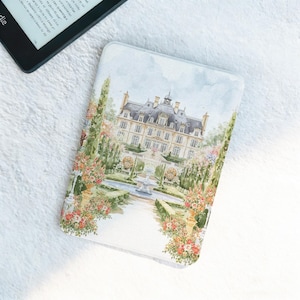Op de afbeelding: Een rechthoekige e-reader hoes met een aquarel schilderij van een groot Europees landgoed met een fontein en aangelegde tuinen. De hoes is overwegend wit met een zacht pastelkleurenpalet.