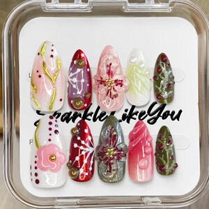 Fleurs 3D sur les ongles / Ongles stiletto or rose / Ongles abstraits de jardin d&#39;été / Longs faux ongles cercueil / Ensemble fait main personnalisé