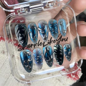 Cyber Chrome Drücken Sie auf die Nägel | Blau Schwarz 3D Nägel | Flüssiges Metall Nageldesign | Futuristische Metallic Nägel | Handgemacht von mir | Geschenk für Sie