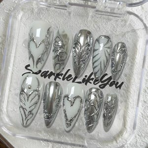 Chrom Drücken Sie auf die Nägel | Herz-Rüstung Fake Nägel | 3D gemeißelte Silbernägel | Handgemacht von mir | Edgy Cyber Gothic Nägel Geschenk für Sie