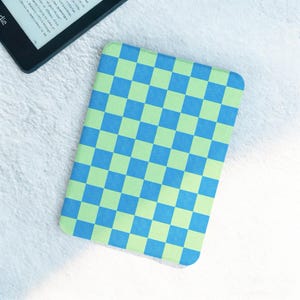 Funda Kindle con diseño de tablero de ajedrez azul y verde, estética Kobo, con función de encendido y apagado automático para lectores Paperwhite Colorsoft Basic 2024, regalo, lindo estilo retro.