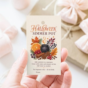 Puede incluir: Una etiqueta rectangular de color crema titulada Halloween Simmer Pot. El diseño presenta un caldero negro, una rodaja de naranja, ramas de canela, anís estrellado, bayas y hojas de otoño. El texto incluye instrucciones y una advertencia.