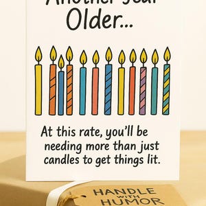 Cartão de aniversário engraçado para imprimir · Piada sobre velas de um ano mais velho · Download instantâneo em PDF · Cartão engraçado para ele ou ela · Humor adulto
