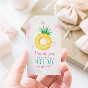 Puede incluir: Una etiqueta de regalo blanca con un diseño de acuarela que presenta un flotador inflable amarillo con una parte superior de piña verde. La etiqueta dice "Thank you for making my POOL DAY so special!" en texto rosa y turquesa.