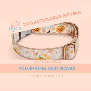 Puede incluir: Collar para perros beige con un estampado de Halloween con calabazas sonrientes, fantasmas y estrellas. El collar tiene herrajes metálicos dorados y el texto "PUMPKINS AND BOWS" se muestra debajo. También se ve el texto "DOG ACCESSORIES PATTERN".