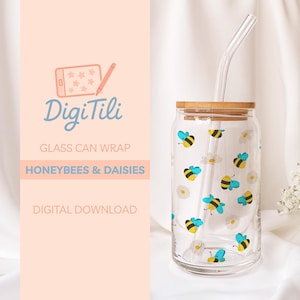 Puede incluir: Una envoltura para lata de vidrio con un diseño de abejas y margaritas. La envoltura es para una lata de vidrio con tapa de bambú y una pajita. El diseño es en amarillo, negro, azul y blanco. El texto en la imagen dice "DigiTili Glass Can Wrap Honeybees & Daisies Digital Download".