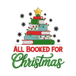 Könnte beinhalten: Ein gesticktes Design mit einem Weihnachtsbaum aus roten, grünen und blauen Büchern. Der Baum wird von einem goldenen Stern gekrönt und mit Lichterketten geschmückt. Der Text "ALL BOOKED FOR Christmas" steht darunter.