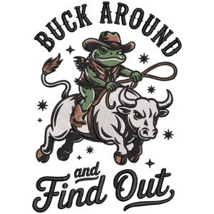 Puede incluir: Diseño bordado de una rana verde con sombrero de vaquero montando un toro blanco. El texto "BUCK AROUND" forma un arco sobre la rana, con "and Find Out" debajo. El diseño incluye estrellas sobre un fondo blanco.