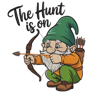 Puede incluir: Imagen bordada de un gnomo de jardín con arco y flecha, listo para disparar. El gnomo lleva un gorro verde, una camisa naranja y pantalones verdes. El texto "The Hunt is on" está encima del gnomo en escritura negra.