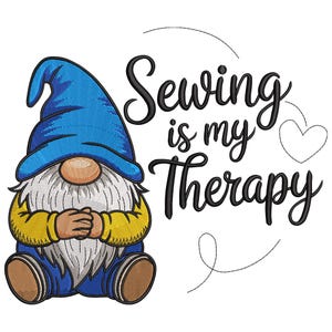 Könnte beinhalten: Ein Cartoon-Zwerg mit blauem Hut, weißem Bart und gelb-blauer Kleidung. Der Text "Sewing is my Therapy" ist in schwarzer Schrift neben dem Zwerg geschrieben, mit einem weißen Herzen und geschwungenen Linien.