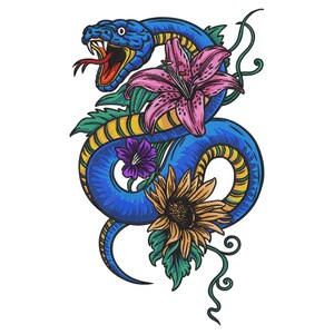 Könnte beinhalten: Eine lebendige Illustration einer blauen Schlange, die sich um eine rosa Lilie, eine lila Blume und eine gelbe Sonnenblume windet. Die Schlange hat gelbe und schwarze Markierungen, mit offenem Maul und roter Zunge. Grüne Blätter und Ranken vervollständigen das Design.