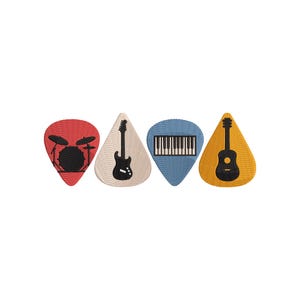 Puede incluir: Juego de cuatro púas de guitarra bordadas en varios colores. Cada púa presenta una silueta de instrumento musical: una batería, una guitarra eléctrica, un teclado y una guitarra acústica. Las púas son rojas, beige, azules y amarillas.