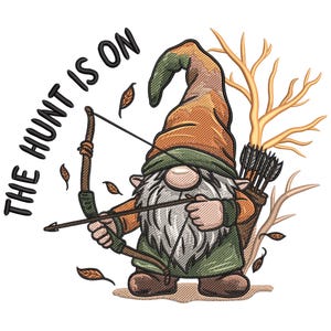 Può includere: Illustrazione di un gnomo arciere con una lunga barba bianca, vestito con un abito verde e arancione, che tiene un arco e una freccia. Il testo "THE HUNT IS ON" è sopra lo gnomo. Foglie autunnali e un albero stilizzato.