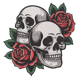 Könnte beinhalten: Gesticktes Design mit zwei grauen und weißen Totenköpfen und zwei roten Rosen mit grünen Blättern. Die Totenköpfe weisen detaillierte Stickereien auf. Die leuchtend roten Rosen setzen einen Farbakzent.