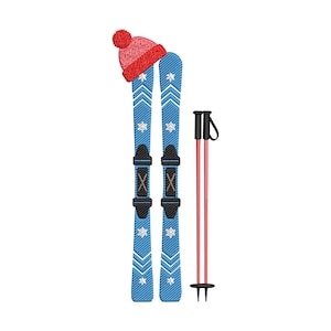 Può includere: Immagine ricamata di sci blu con motivi a fiocchi di neve e chevron bianchi, attacchi neri e bastoncini da sci rossi. Un cappello rosa a maglia con un pompon rosso è posto sopra gli sci. Tema sport invernali.
