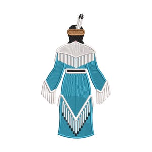 Puede incluir: Diseño bordado de una mujer nativa americana con un vestido turquesa con flecos y detalles blancos. La figura tiene cabello negro, una diadema marrón y una pluma. El diseño está detallado con varias puntadas.