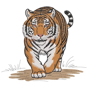 Può includere: Immagine ricamata di una tigre che cammina in avanti. La tigre ha una pelliccia arancione con strisce nere, accenti bianchi e un naso rosa. La tigre è ambientata su uno sfondo bianco con una base marrone e alcuni fili d'erba.