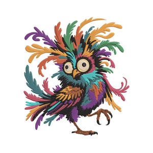 Op de afbeelding: Een kleurrijk geborduurd uilontwerp met grote ogen en een grillig ontwerp. De uil heeft een levendig palet van teal, paars, oranje en groen, met gedetailleerde veren. Het wordt afgebeeld in een loopstand, met gedetailleerde klauwen en een getextureerd lichaam.