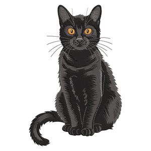Peut inclure: Une broderie détaillée d'un chat noir aux yeux jaune vif, assis droit avec la queue enroulée. La fourrure du chat est texturée et le motif est posé sur un fond blanc uni. Les moustaches du chat sont visibles.