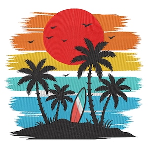 Może przedstawiać: Scena tropikalna z czerwonym słońcem, palmami i deską surfingową. Obraz przedstawia zachód słońca z pomarańczowymi, żółtymi i niebieskimi poziomymi paskami. Sylwetki palm i deska surfingowa znajdują się na małej wyspie. Ptaki latają na niebie.