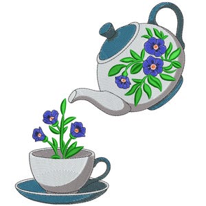 Könnte beinhalten: Gesticktes Design mit einer Teekanne, die Blumen in eine Teetasse gießt. Die Teekanne und die Tasse sind weiß und grau mit blauen Akzenten. Die Teekanne ist mit blauen Blumen und grünen Blättern verziert. Die Tasse ist mit blauen Blumen und grünen Blättern gefüllt.