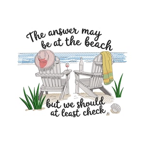 以下が含まれることがあります： 砂浜に白いアディロンダックチェアが2つ、帽子、ワイン、ボトルが描かれた刺繍デザイン。テキストは「答えはビーチにあるかもしれないが、少なくとも確認すべきだ」と書かれています。