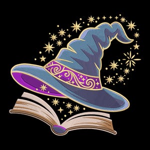 Può includere: Design ricamato di un cappello da mago blu con una fascia viola e decorazioni dorate, fluttuante sopra un libro aperto. Stelle e scintille dorate circondano il cappello, il tutto su sfondo nero.