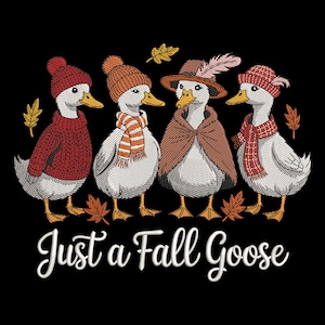 Könnte beinhalten: Ein gesticktes Design zeigt vier Gänse in Herbstoutfits. Jede Gans trägt einen Hut, einen Schal oder einen Umhang in Rot-, Orange- und Brauntönen. Der Text "Just a Fall Goose" ist in weißer Schrift darunter abgebildet.