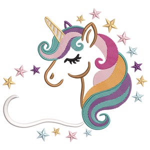 Könnte beinhalten: Ein gestickter Einhornkopf mit goldenem Horn, fließender Mähne in Türkis, Rosa, Lila und Gold und geschlossenen schwarzen Wimpern. Das Design ist von verschiedenfarbigen Sternen auf weißem Hintergrund umgeben.