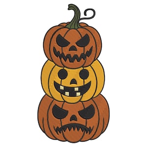 Puede incluir: Diseño de calabazas apiladas con tres jack-o'-lanterns talladas. Las calabazas son naranjas y amarillas con rasgos faciales bordados en negro y un tallo verde. Ideal para Halloween.