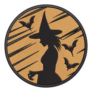 Pode incluir: Remendo circular com a silhueta preta de uma bruxa usando um chapéu pontudo, com morcegos voando ao seu redor. O fundo é bege com linhas diagonais pretas, e o remendo tem uma borda preta. Tema de Halloween.