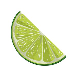 Puede incluir: Un diseño de bordado de una rodaja de lima. La lima es de color verde brillante con un interior blanco y una cáscara verde oscuro. El diseño presenta puntadas detalladas, creando una apariencia texturizada. La rodaja de lima está aislada sobre un fondo blanco.