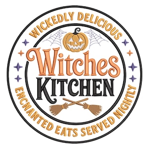 Puede incluir: Un diseño circular con las palabras "Wicked Delicious" y "Enchanted Eats Served Nightly" en letras doradas. Las palabras "Witches Kitchen" están en naranja y negro. Una calabaza de Halloween, telarañas y escobas cruzadas completan el tema de Halloween.
