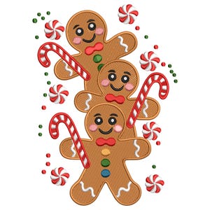 Puede incluir: Diseño bordado con tres hombres de jengibre apilados verticalmente, cada uno con una cara sonriente, pajarita y botones. Bastones de caramelo y caramelos de menta piperita rodean a los hombres de jengibre, con detalles en verde y rojo.