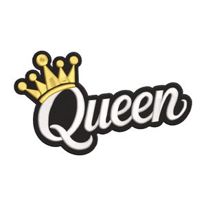 Puede incluir: Un parche bordado con la palabra Queen en letras cursivas blancas con un borde negro grueso. Una corona dorada de cinco puntas se sitúa sobre la letra Q. El diseño completo se presenta sobre un fondo negro con textura de costura.