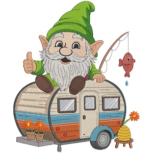 Może przedstawiać: Haftowany wzór przedstawiający wesołego gnoma w zielonym kapeluszu i kurtce, pokazującego kciuk w górę. Siedzi na przyczepie kempingowej z pomarańczowymi, niebieskimi i brązowymi paskami. Wędka wisi czerwoną rybę. Dwa kwiaty w doniczkach i ul dopełniają scenę.