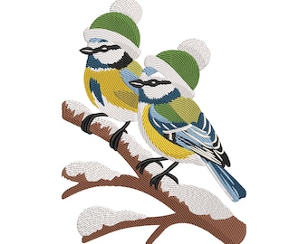 Op de afbeelding: Geborduurd ontwerp met twee blauw-gele vogels op een met sneeuw bedekte tak. De vogels dragen groene mutsen met witte pompons. De tak is bruin, tegen een witte achtergrond.