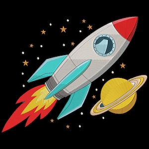 Könnte beinhalten: Gesticktes Design eines Cartoon-Raumschiffs mit roter Nase, türkisfarbenen Flossen und einer gelb-roten Flamme vor schwarzem Hintergrund. Ein gelber Planet mit Ringen und goldfarbenen Sternen ist ebenfalls abgebildet.