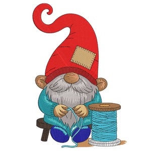 Könnte beinhalten: Illustration eines Zwergs. Der Zwerg trägt einen roten Hut mit einem beigen Aufnäher, eine türkisfarbene Jacke und eine blaue Hose. Er sitzt auf einem kleinen Hocker und näht mit blauem Faden. Eine Holzspule mit blauem Faden steht daneben.