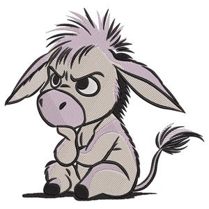 Pode incluir: Design bordado de um burro de desenho animado com uma expressão mal-humorada. O burro está sentado, com o queixo apoiado na mão. A paleta de cores inclui tons de cinza, lavanda e preto, criando uma aparência texturizada.