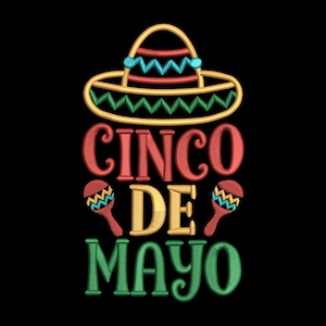 Puede incluir: Diseño bordado sobre fondo negro con un sombrero, maracas y el texto "CINCO DE MAYO" en rojo, amarillo y verde. El sombrero tiene detalles amarillos, rojos y azules. Dos maracas flanquean el texto.