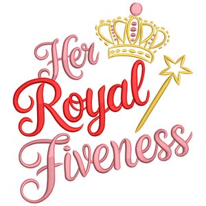 Könnte beinhalten: Grafikdesign mit dem Schriftzug "Her Royal Fiveness" in rosa und roter Schrift. Eine goldene Krone und ein Zauberstab sind ebenfalls im Design enthalten, geeignet für Kleidung, Accessoires oder Heimdekoration.