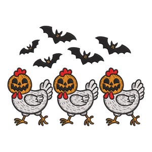 Könnte beinhalten: Ein gesticktes Halloween-Design mit drei weißen Hühnern mit Kürbisköpfen und roten Kämmen. Über den Hühnern befinden sich fünf schwarze Fledermäuse. Das Design befindet sich auf weißem Hintergrund.