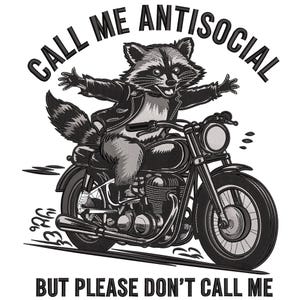 Puede incluir: Ilustración en blanco y negro de un mapache montado en una motocicleta. El mapache lleva una chaqueta de cuero negra y tiene los brazos extendidos. El texto "CALL ME ANTISOCIAL" y "BUT PLEASE DON'T CALL ME" está presente.